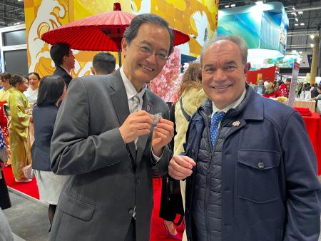 Imaxe: CRESPO MANTIENE UN ENCUENTRO EN FITUR CON EL PREGONERO Y EMBAJADOR DEL JAPÓN